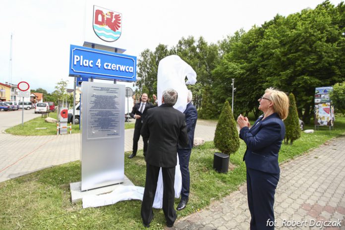 Sesja Rady Gminy Rewal - odsłonięcie pomnika - Plac 4 czerwca