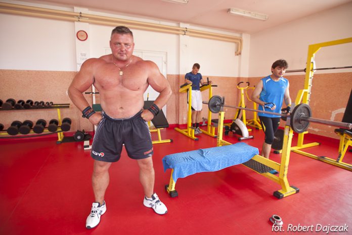 Sławomir Toczek na siłowni w Rewalu fot. Robert Dajczak © www